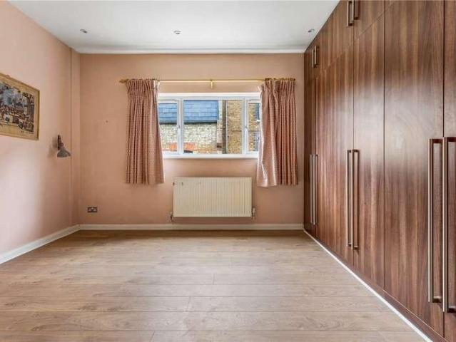 House for sale in Shacklewell, Greater London