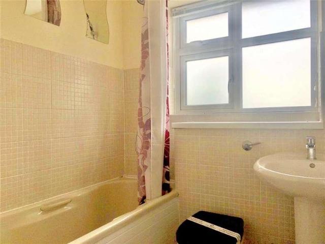 House for sale in Hedge End, Helford