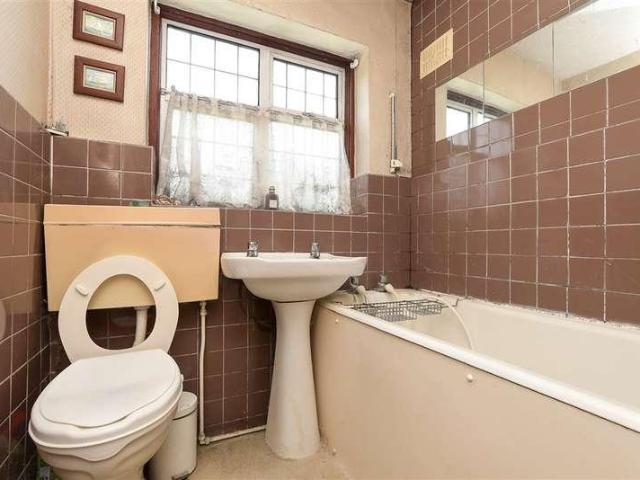 House for sale in Caterham on the Hill, Hillview