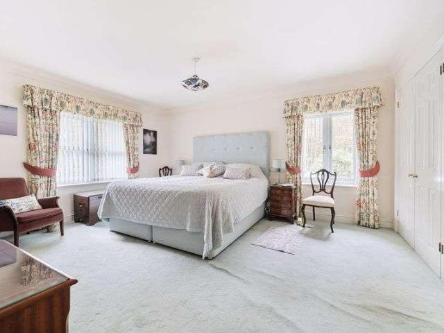 House for sale in Heol-las, Surrey