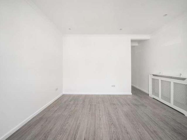 House for sale in London Borough of Croydon, Selhurst