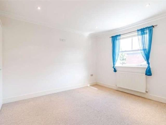 House for sale in Stroude, Runnymede