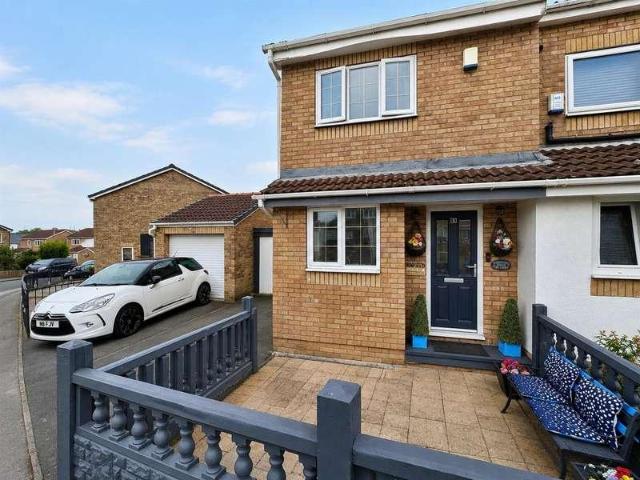 House for sale in Mapplewell, South Yorkshire