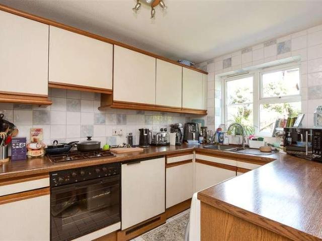 House for sale in Caterham on the Hill, Hillview