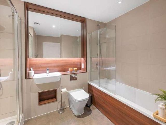 House for sale in East Greenwich, Greater London