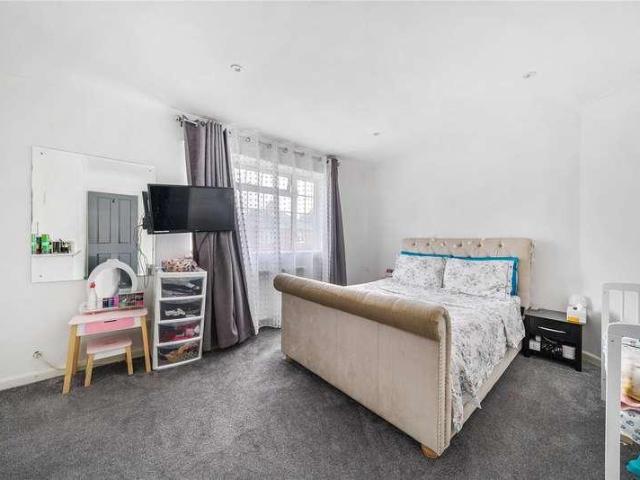 House for sale in Heol-las, Surrey