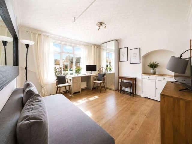 House for sale in Little Stanmore, Greater London