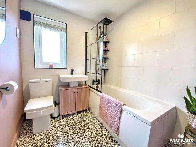 House for sale in Kilgetty, Wales