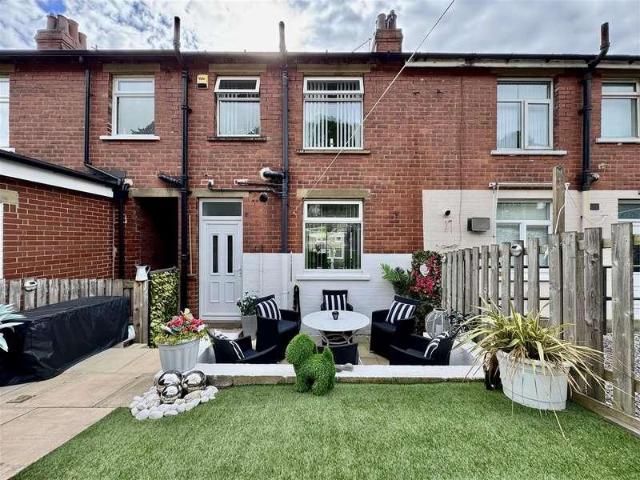 House for sale in Lascelles Hall, Fenay Bridge