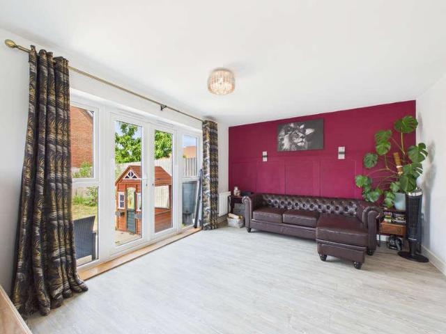 House for sale in Kilnwood Vale, Horsham