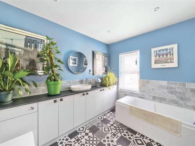 House for sale in Heol-las, Surrey