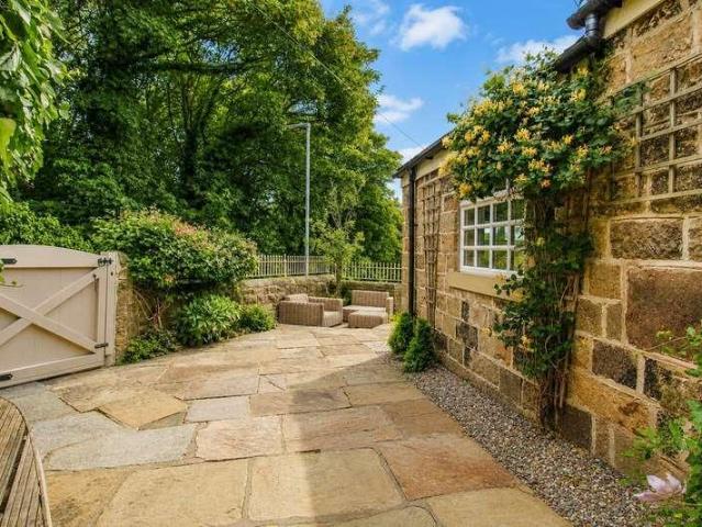 House for sale in Newmillerdam, West Yorkshire