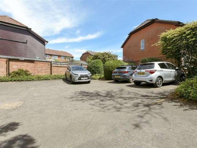 House for sale in Caterham on the Hill, Hillview