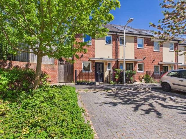 House for sale in Dee Park, Reading