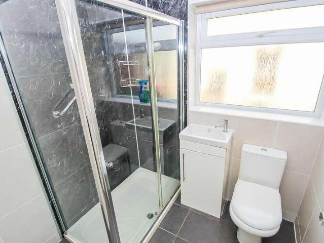 House for sale in Belle Isle, West Yorkshire