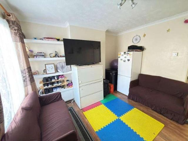 House for sale in Spring Park, Luton