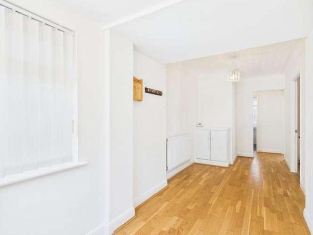 House for sale in Caterham on the Hill, Hillview