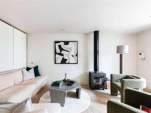 House for sale in North Kensington, Greater London