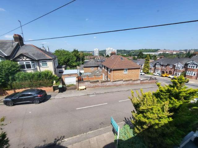 House for sale in Spring Park, Luton