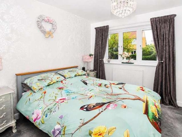 House for sale in Wrenthorpe, West Yorkshire