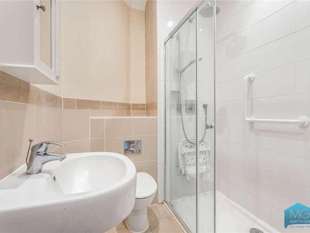 House for sale in Mill Hill, Greater London