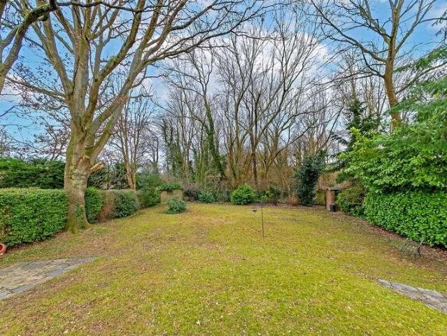 House for sale in How Wood, Five Acres