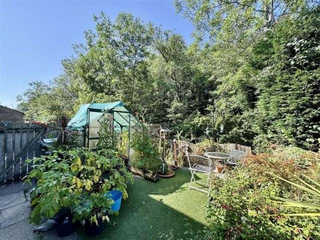 House for sale in Almondbury, West Yorkshire