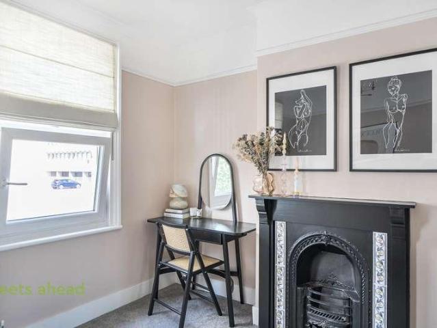 House for sale in London Borough of Croydon, Waddon