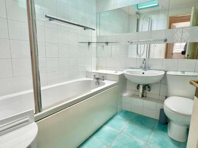 House for sale in Tewkesbury, Priors Park