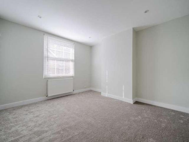 House for sale in Guildford Park, Guildford