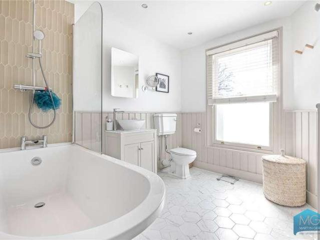 House for sale in Winchmore Hill, Greater London