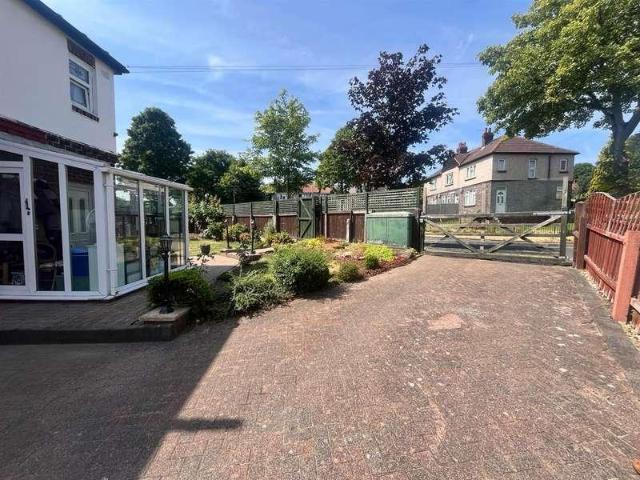 House for sale in Huddersfield, West Yorkshire