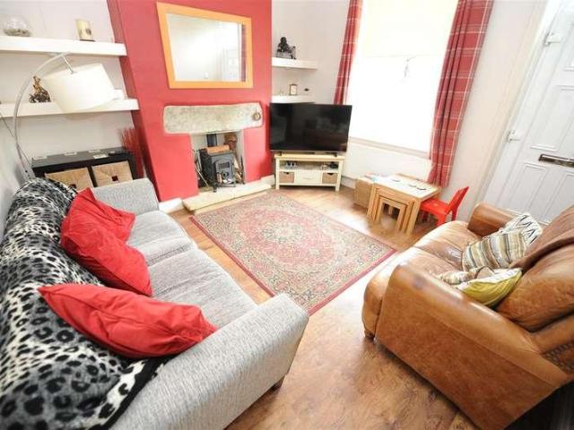 House for sale in Greengates, West Yorkshire