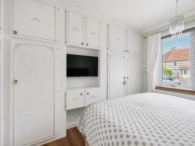 House for sale in Woodmansterne, Red Hill