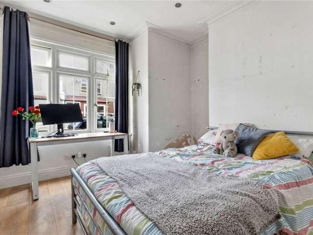 House for sale in Summerstown, Greater London