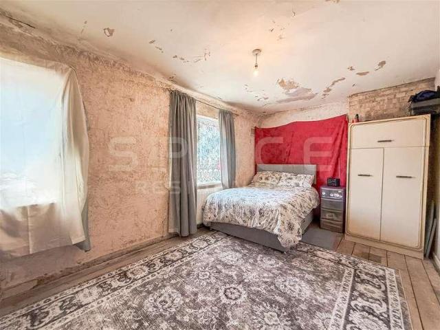 House for sale in Burnt Oak, Greater London