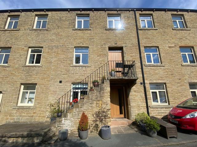 House for rent in Kirklees, Highburton