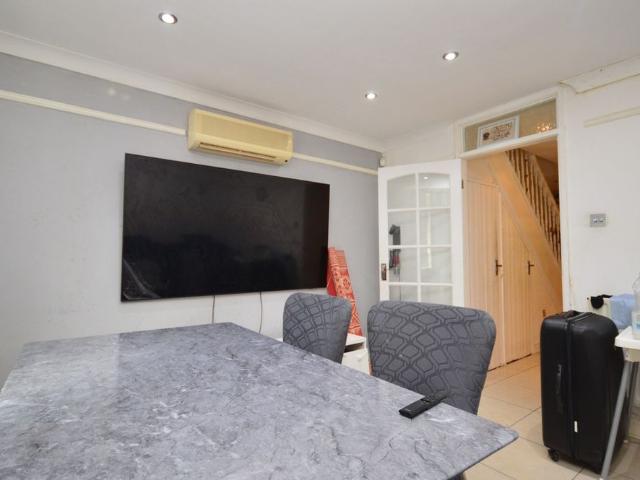 Apartment for rent in Poplar Grove, Greater London