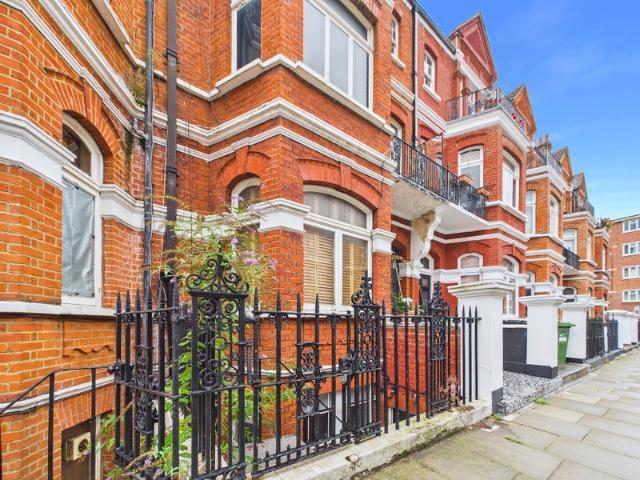 Apartment for rent in West Kensington, Greater London