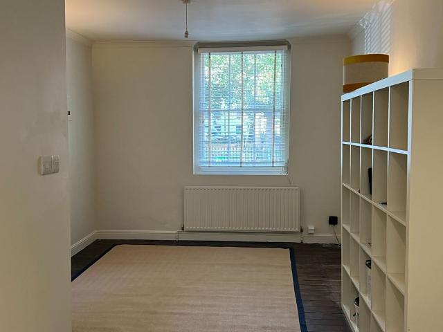 Apartment for rent in Cat Hill, England