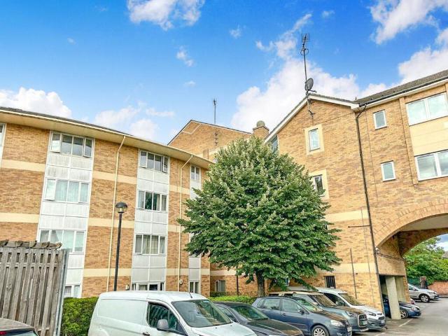 Property for sale in Dee Park, Reading