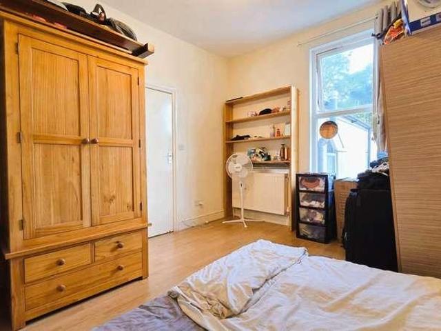 Flat for sale in E6, London