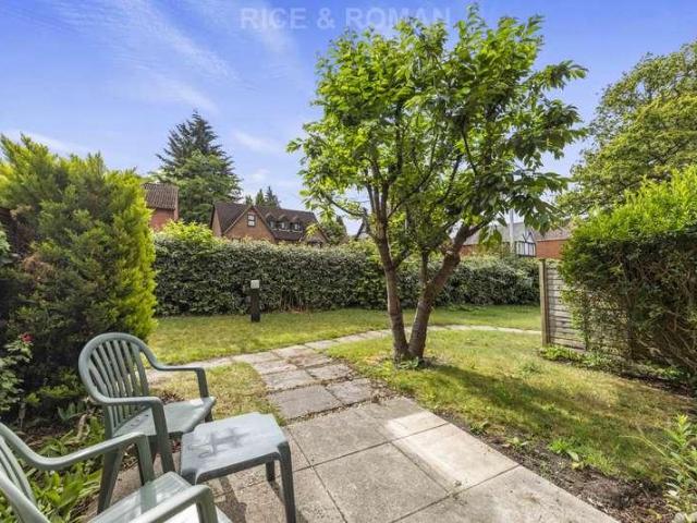 Property for sale in Crowthorne