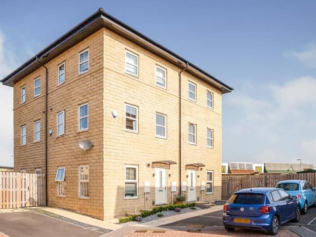 Semi Detached House for rent in Wakefield