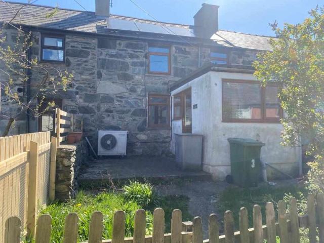 Cottage for sale in Llanddeiniolen, Wales