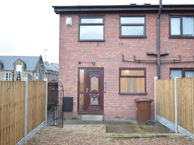 Townhouse for rent in Kirkhamgate, Alverthorpe