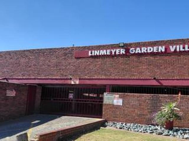 Townhouse for sale in Vosloorus, Gauteng