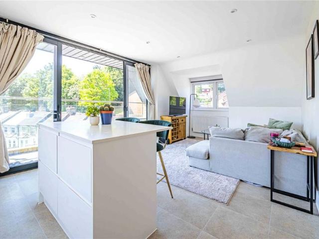 Apartment for rent in Hammerfield, Pouchen End