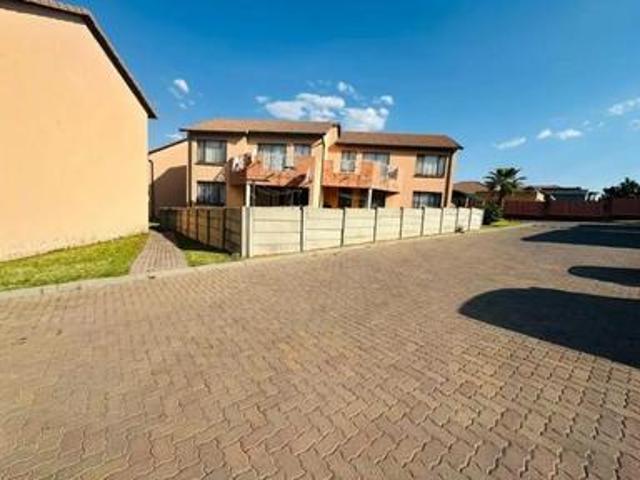 Townhouse for sale in Vosloorus, Gauteng