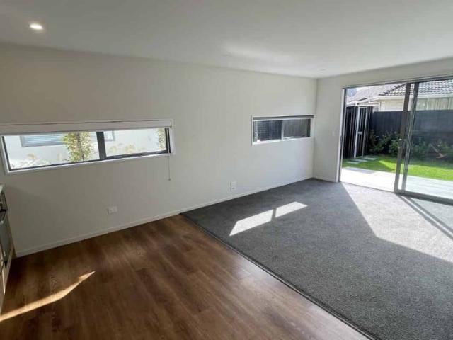 Townhouse for rent in Chaslands, Canterbury